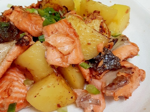 子供が喜ぶ(^^)サーモンのじゃがバター醤油炒め♪